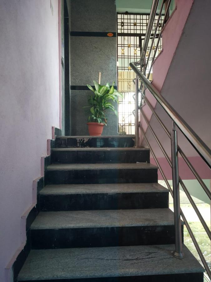 تيروباتي Sls Homestay - Luxury Ac Service Apartments 1Bhk, 2Bhk, 3Bhk - Direct Flyover To Alipiri Tirumala Gate - Walk To Ps4 Pure Veg Restaurants, Supermarkets - Near To National Highway & Padmavathi Amma Temple - Modular Kitchen, Living Room -Free Superfast المظهر الخارجي الصورة