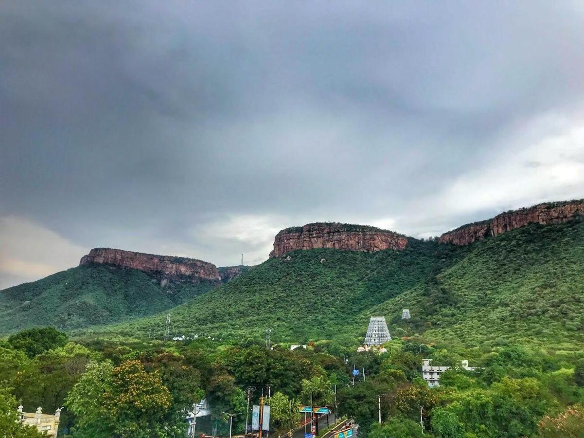 تيروباتي Sls Homestay - Luxury Ac Service Apartments 1Bhk, 2Bhk, 3Bhk - Direct Flyover To Alipiri Tirumala Gate - Walk To Ps4 Pure Veg Restaurants, Supermarkets - Near To National Highway & Padmavathi Amma Temple - Modular Kitchen, Living Room -Free Superfast المظهر الخارجي الصورة