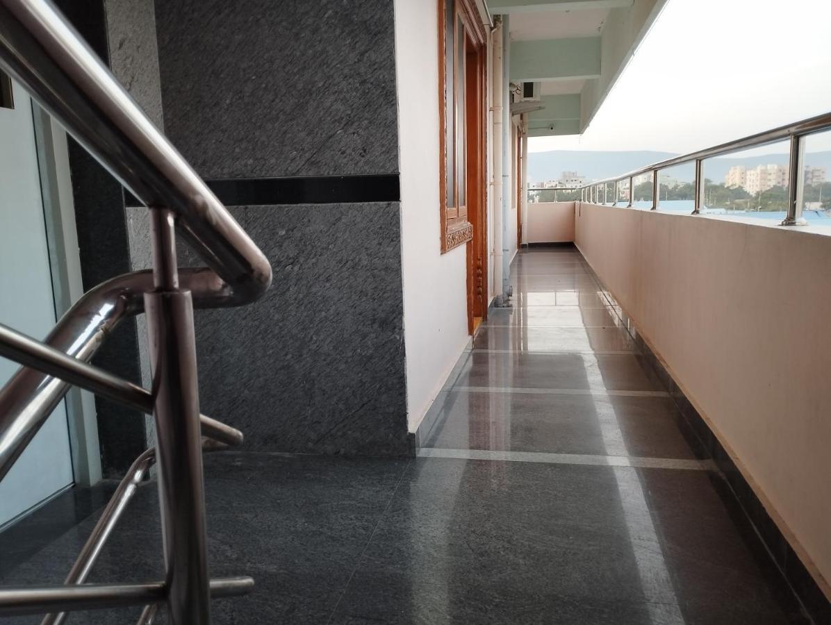 تيروباتي Sls Homestay - Luxury Ac Service Apartments 1Bhk, 2Bhk, 3Bhk - Direct Flyover To Alipiri Tirumala Gate - Walk To Ps4 Pure Veg Restaurants, Supermarkets - Near To National Highway & Padmavathi Amma Temple - Modular Kitchen, Living Room -Free Superfast المظهر الخارجي الصورة